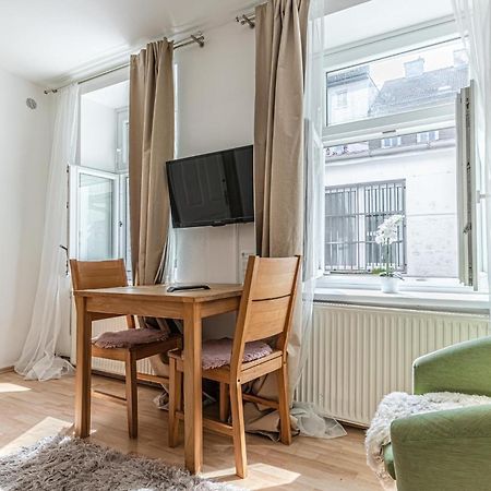 Ferienwohnung City Vibes: 1Br Apt, 10 Min To Westbahnhof Wien Exterior foto